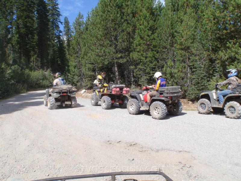 085. Everyone takes a break..jpg